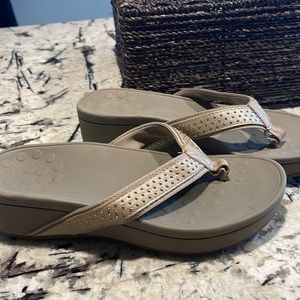 Ladies size 6 Vionic tong sandals